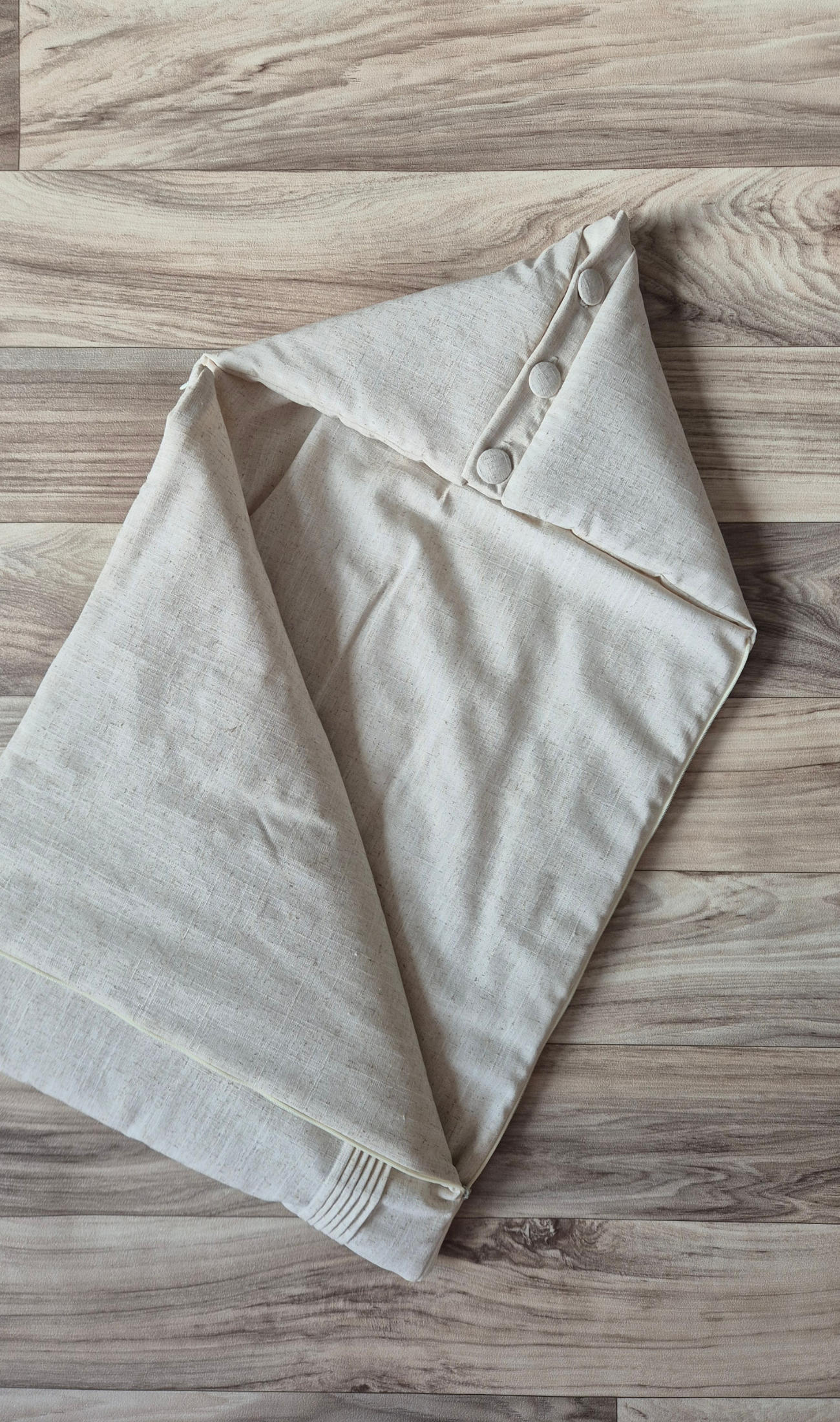 Pleats beige half open