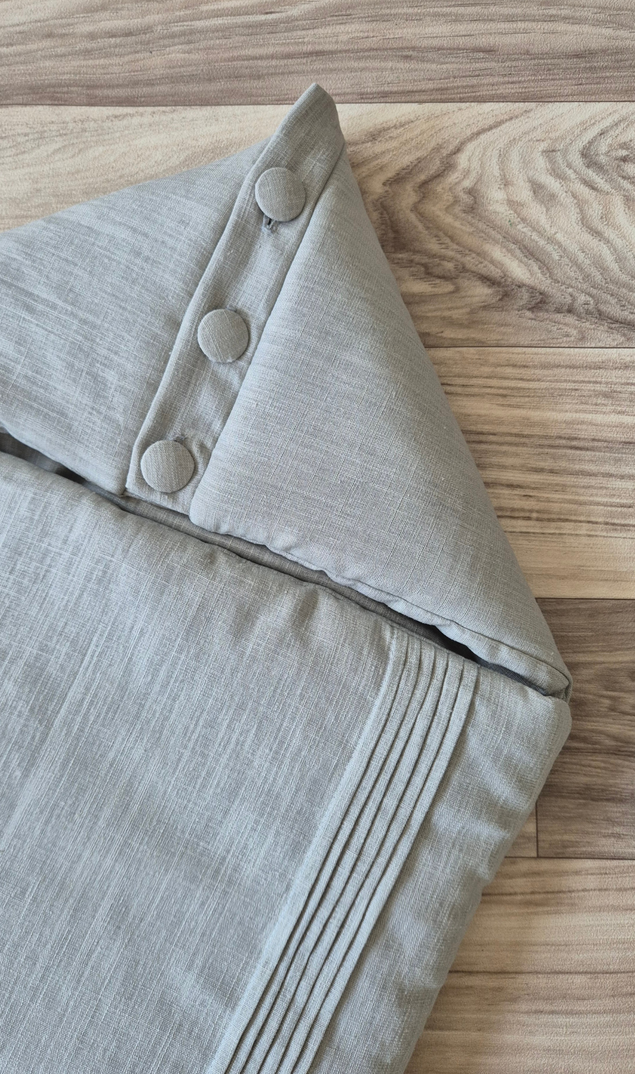 Pleats grey buttons
