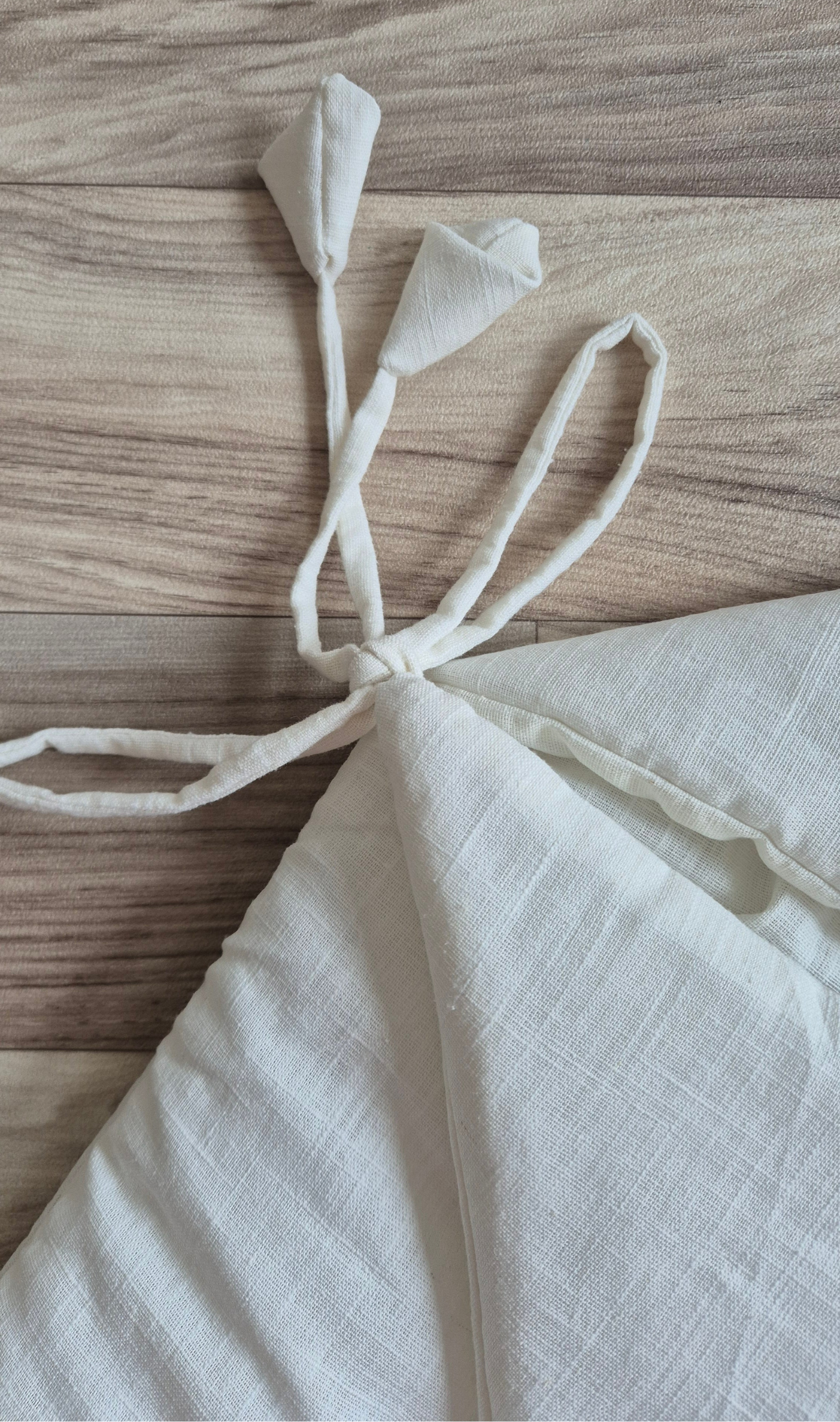 Triangle off white tie