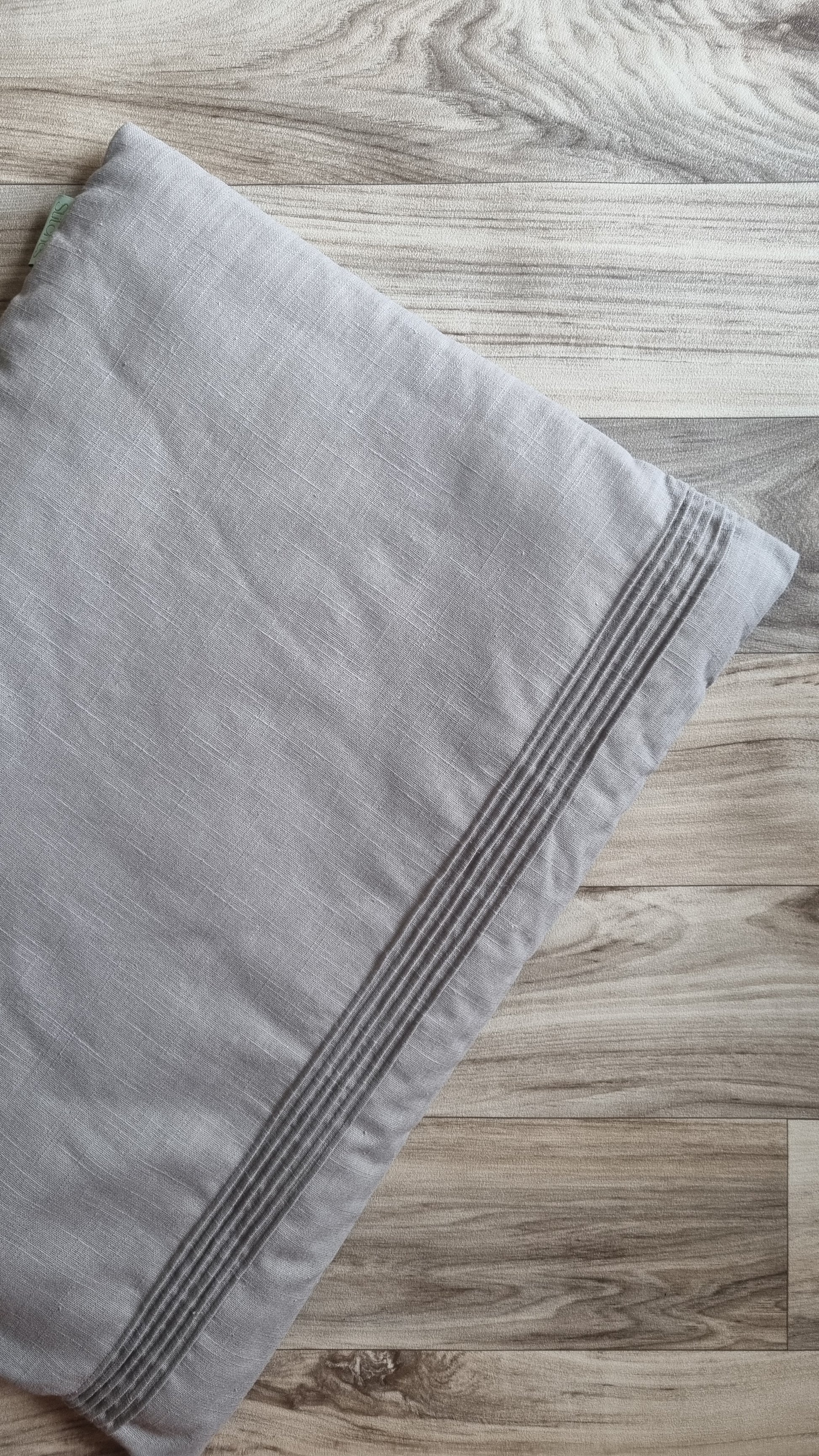 pleats mat grey